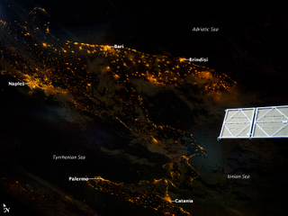 Illustration for article titled Italy's Boot-like Shape Is Unmistakable When Seen From Space